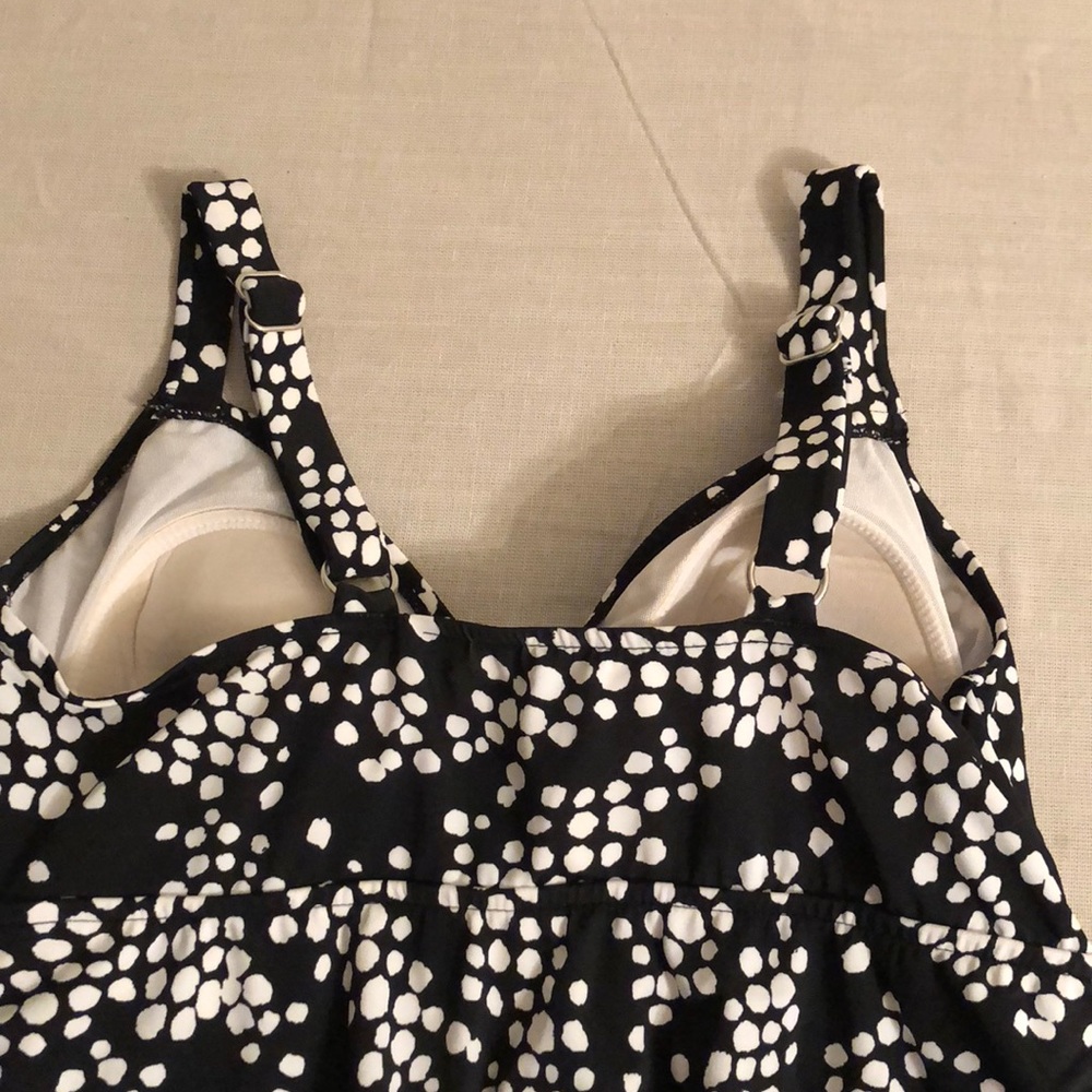 Cute ruffled one piece bathing suit w/ design - Picture 3 of 4